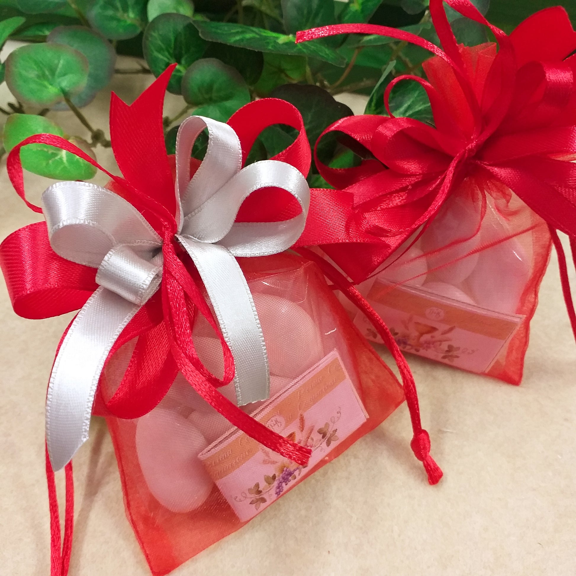 rosso e grigio-perla bustine organza sacchetti portaconfetti confezionati 5 confetti bigliettino Comunione colorati assortiti per bambino e bambina