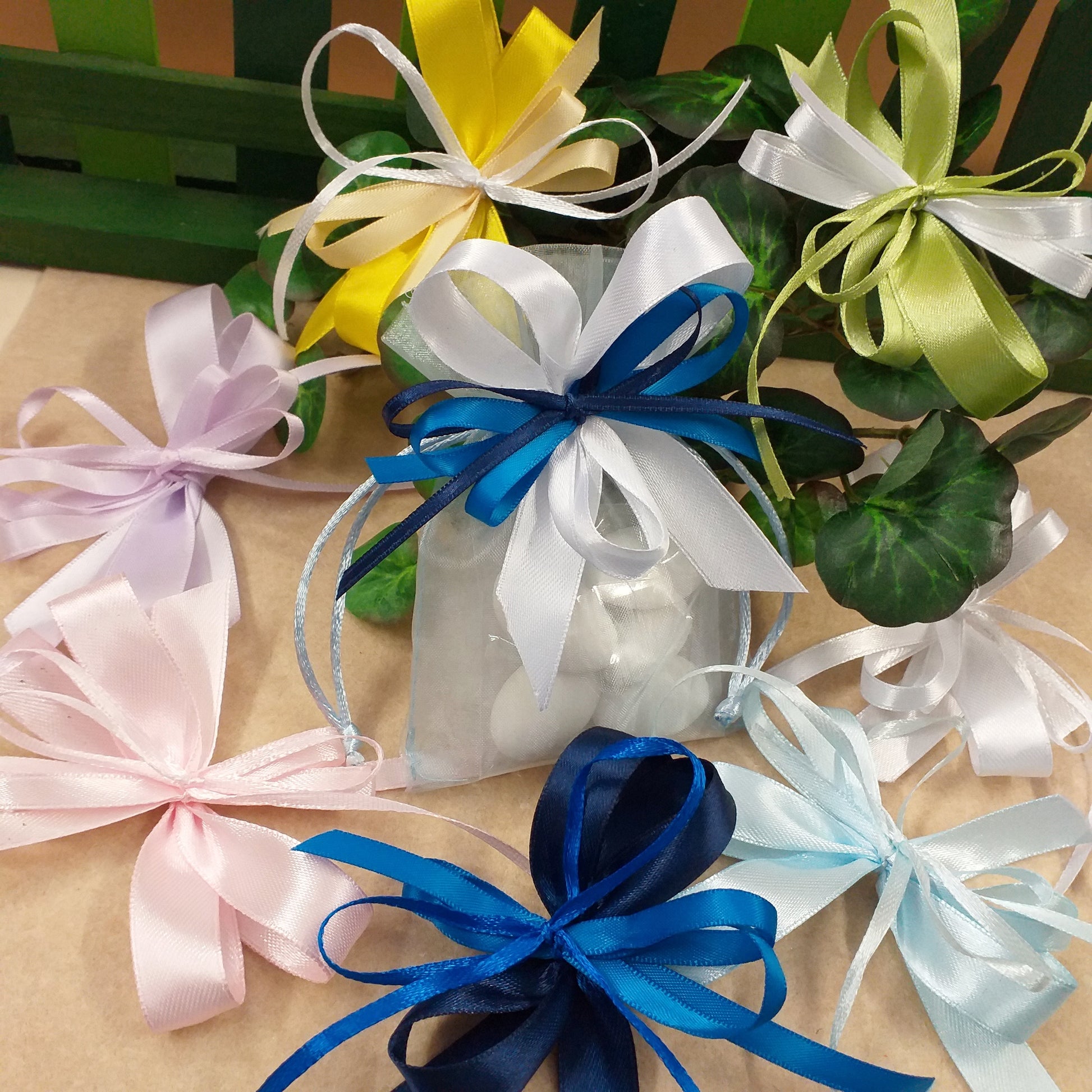 bomboniere assortite bustine organza sacchetti portaconfetti bianchi confezionati 5 confetti bigliettino matrimonio anniversario nozze compleanno cresima comunione battesimo