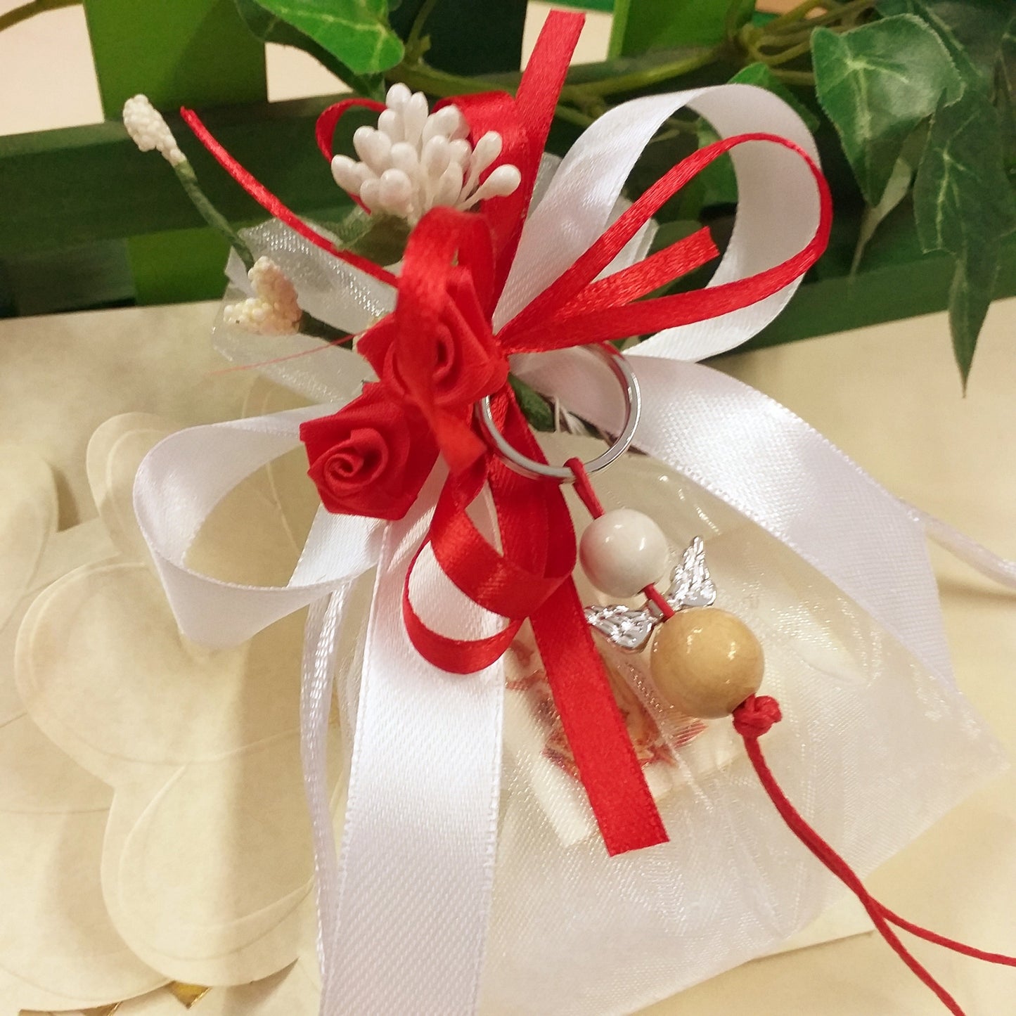 rosso bianco sacchettini bomboniere portachiavi angioletto fatto a mano angelo perle legno artigianale per Battesimo bimba Comunione bambina ragazza Cresima confezionato confetti bigliettino fiori roselline nebbiolina nastro