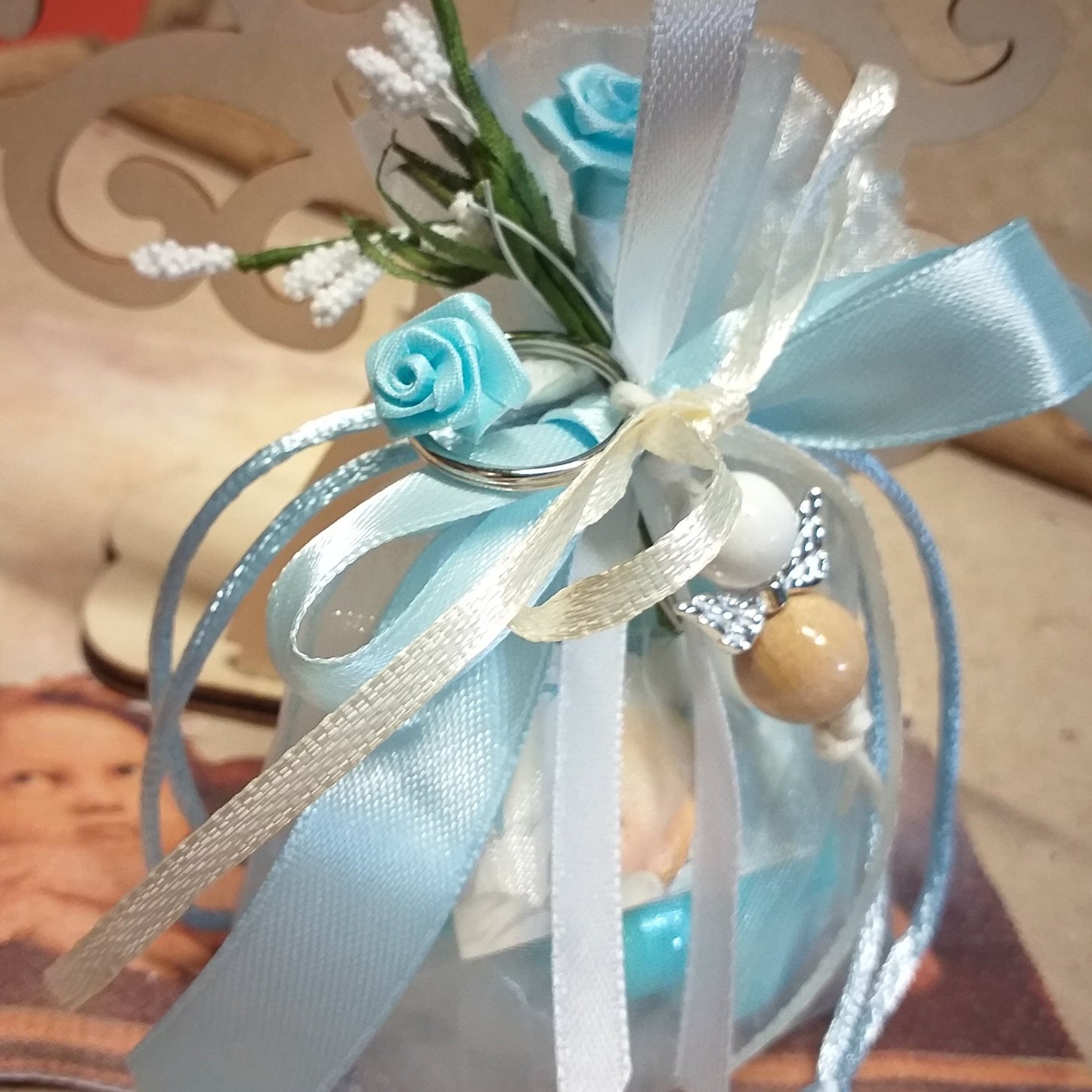 celeste azzurro bianco sacchettini bomboniere portachiavi angioletto fatto a mano angelo perle legno artigianale per Battesimo bimbo Comunione bambino Cresima ragazzo confezionato confetti bigliettino fiori roselline nebbiolina nastro
