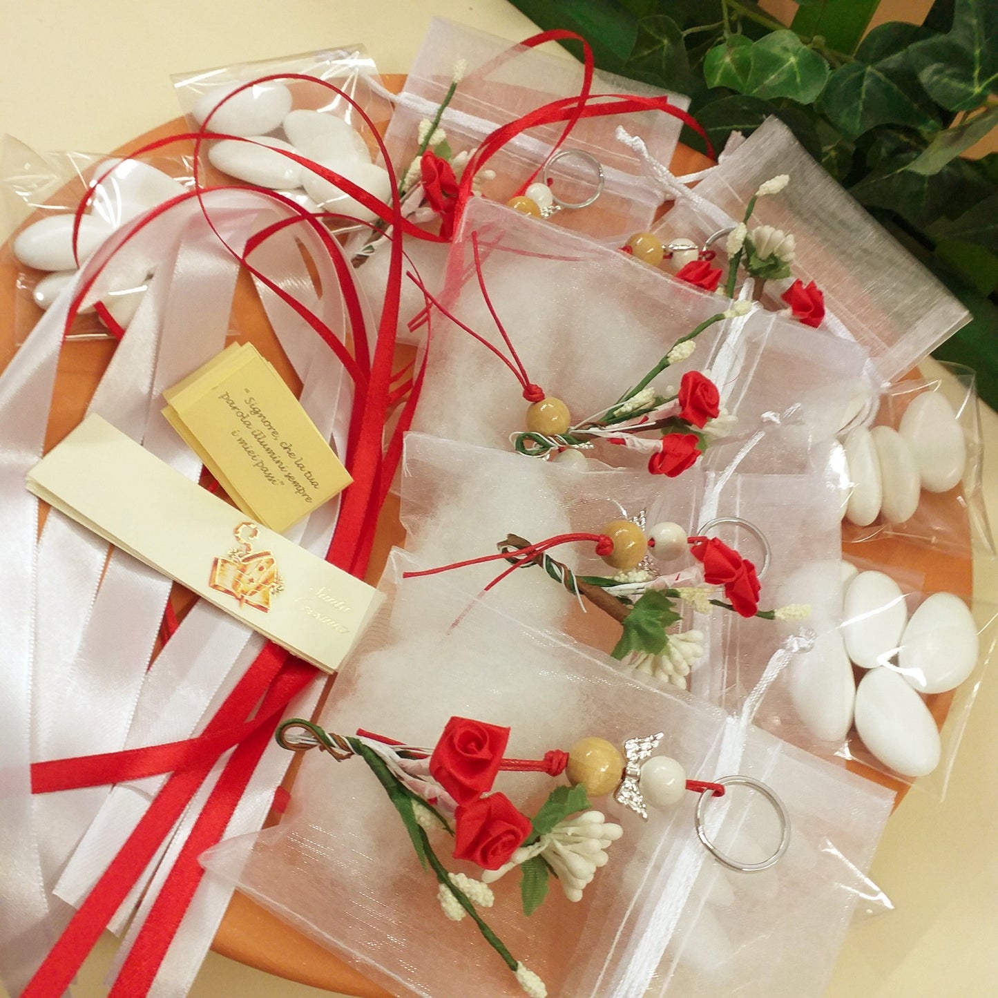 kit fai da te sacchettini bianchi bomboniere portachiavi angioletto fatto a mano angelo perle legno artigianale per Battesimo bimbo bimba Comunione Cresima confezionato confetti bigliettino fiori roselline nebbiolina nastro