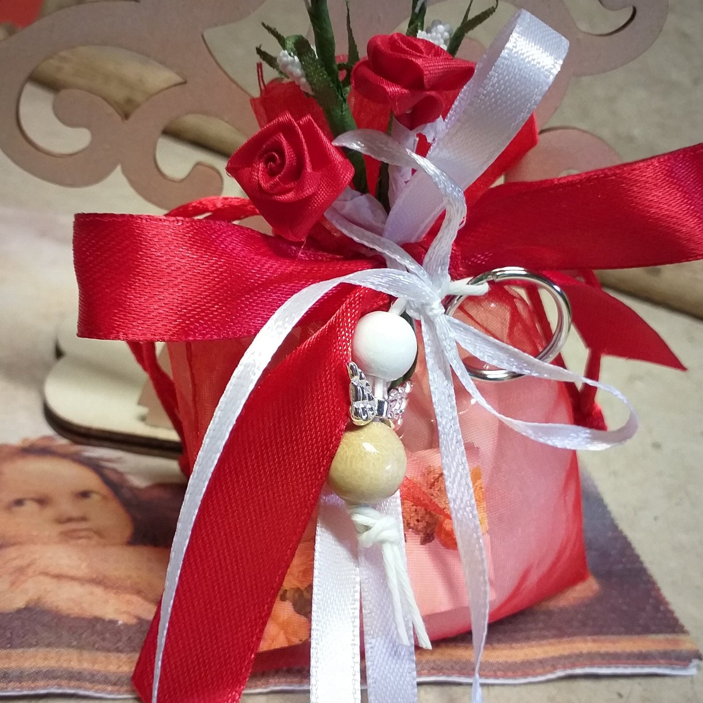 rosso bianco sacchettini bomboniere portachiavi angioletto fatto a mano angelo perle legno artigianale per Battesimo bimbo bimba Comunione Cresima confezionato confetti bigliettino fiori roselline nebbiolina nastro