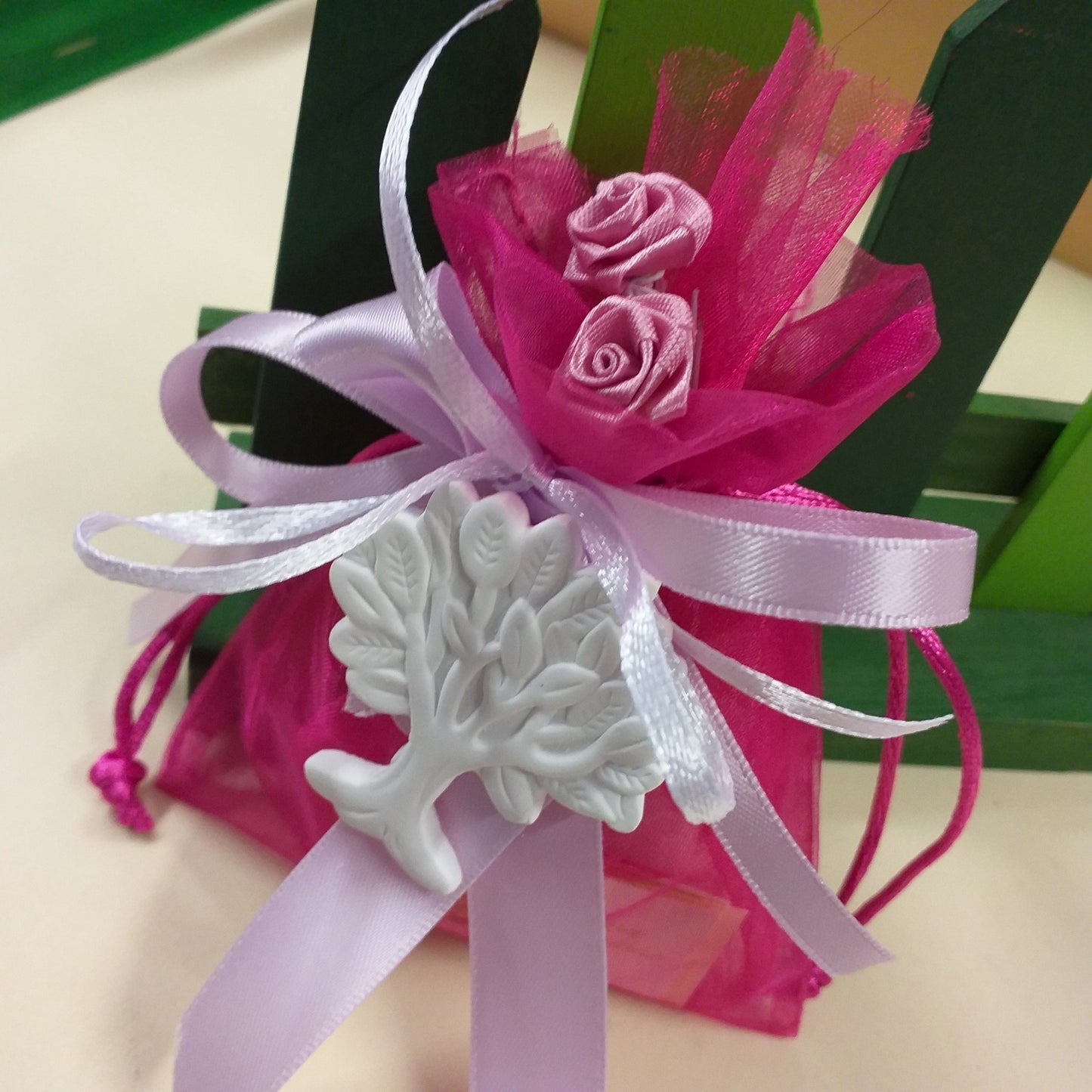 fucsia lilla sacchettini bomboniere organza gessetto albero della vita per confettata e segnaposto matrimonio Prima Comunione Santa Cresima Battesimo bimba femminuccia confezionati confetti e bigliettino personalizzato roselline