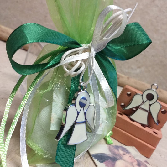 sacchetto verde confezionato confetti bigliettino angeli ciondoli bomboniere Battesimo Comunione Cresima metallo colore argento smalto panna angioletti stilizzati