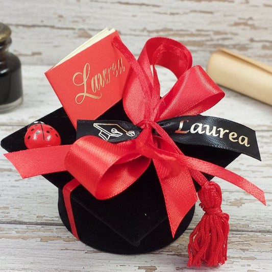 tocco di velluto nero scatola forma cappello laurea bomboniera confezionata confetti bigliettino nastro stampato con scritta nappina frange coccinella portafortuna