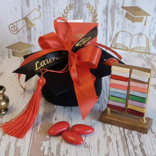 velluto nero tocco scatola forma cappello laurea bomboniera confezionata confetti bigliettino nastro stampato con scritta nappina frange coccinella portafortuna
