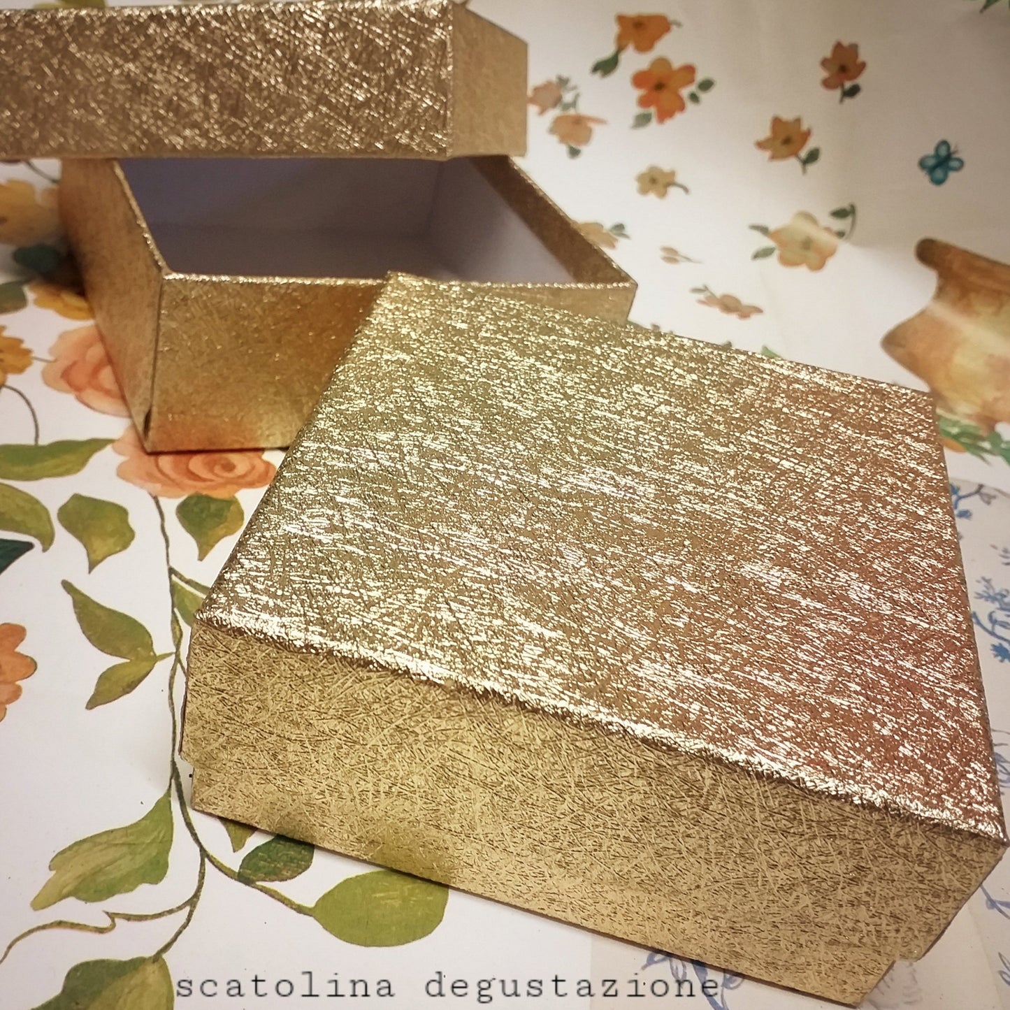 scatoline quadrate con coperchio fai da te bomboniere anniversario matrimonio nozze d'oro scatole 50 anni uso per decorazioni confettata e degustazione confetti