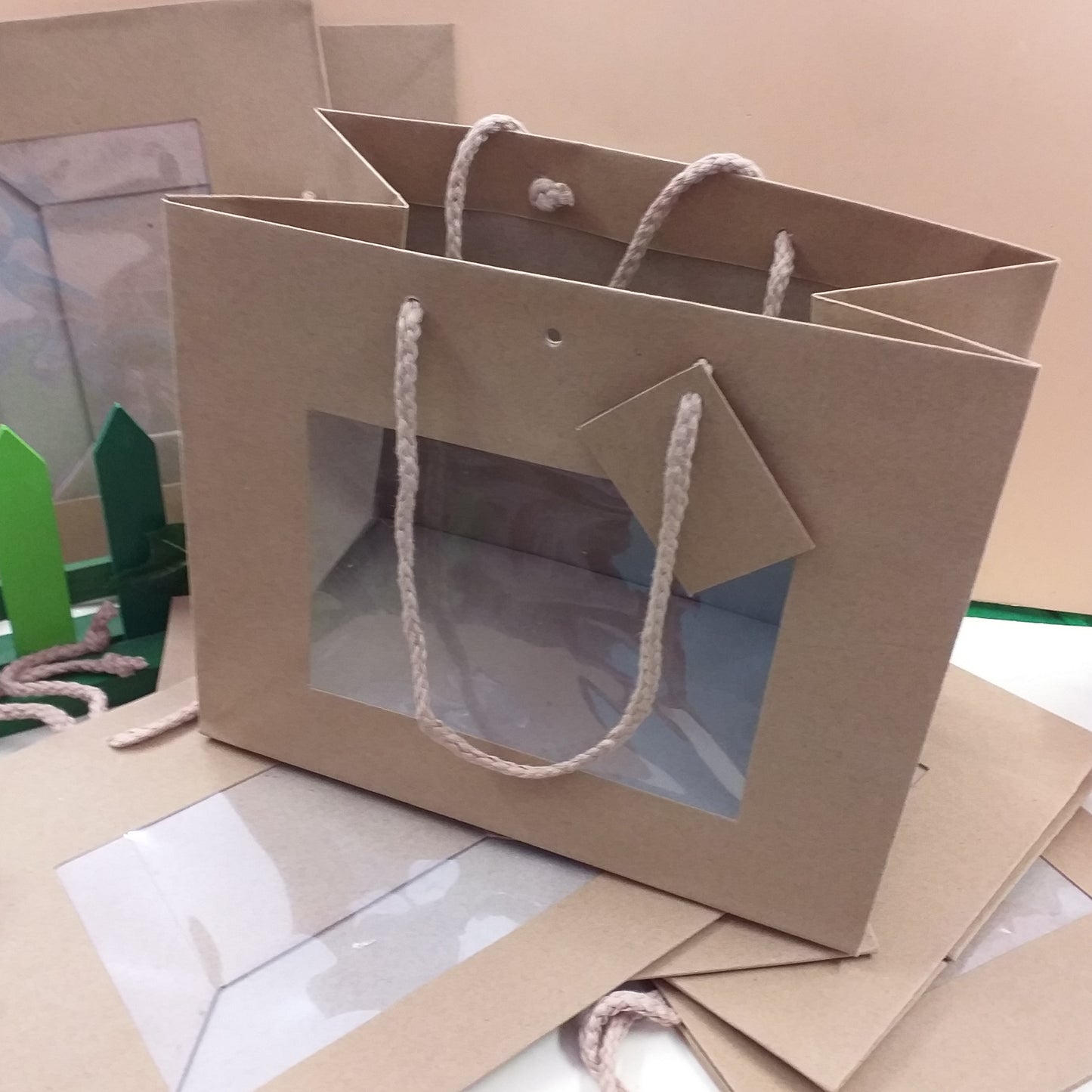 chiudipacco tag e scatole shopper bomboniere buste regalo di cartoncino cartone kraft avana beige con manici corda e finestra trasparente wedding box da matrimonio packaging confezioni