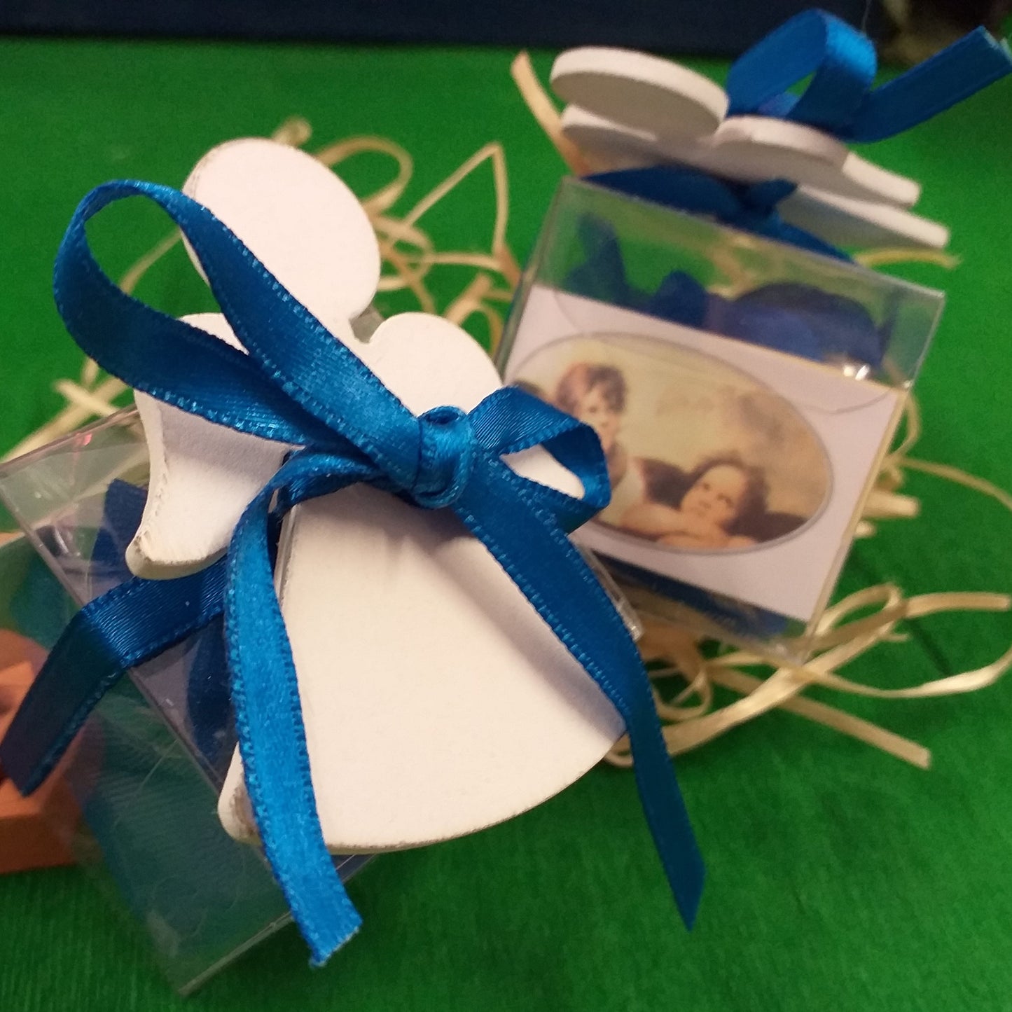 angioletto legno ciondolo angelo bianco shabby stilizzato scatolina aprifesta segnaposto bomboniere blu confetti bigliettino confezionate Battesimo Prima Comunione Cresima bambino maschietto