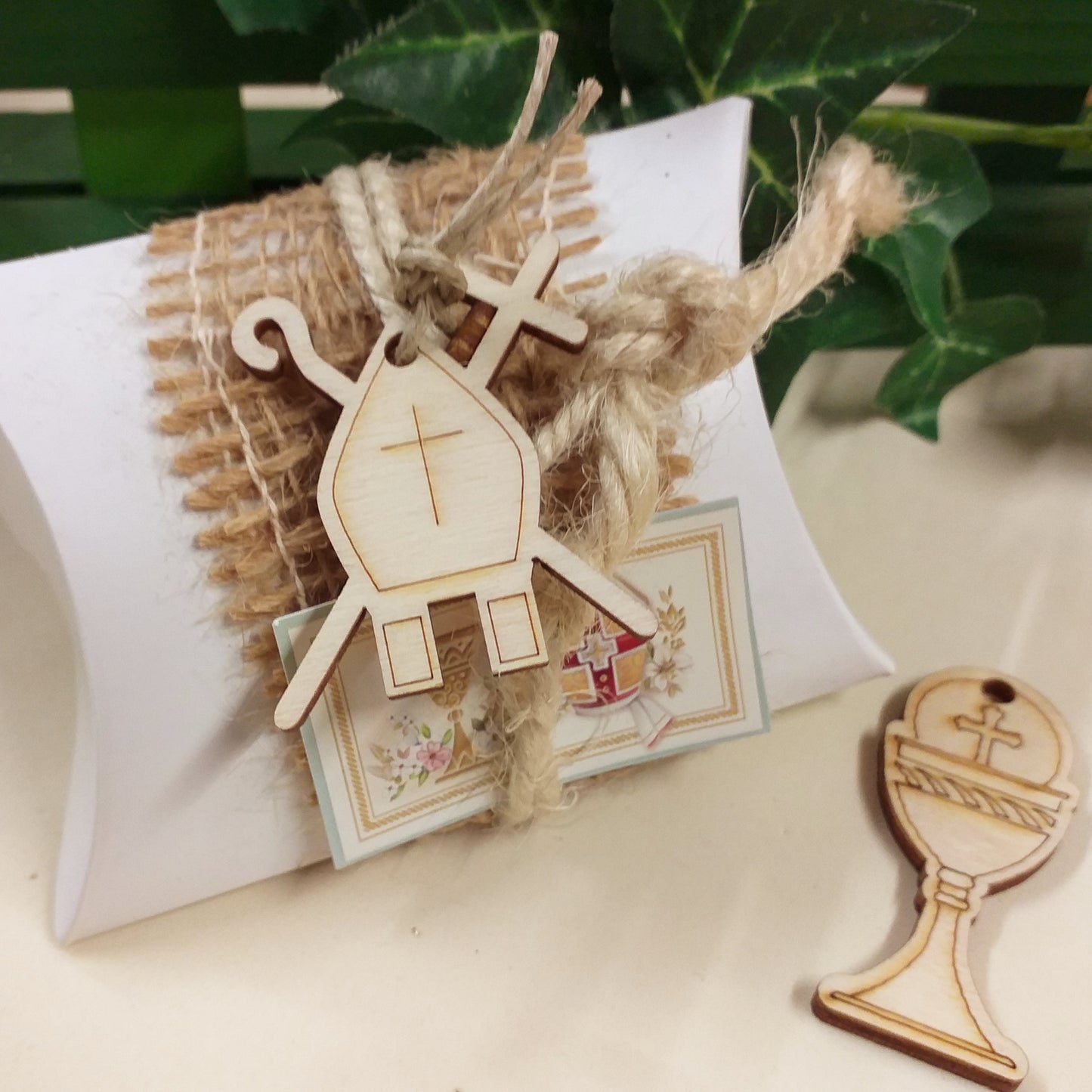 colore bianco e shabby chic bomboniere economiche bustine scatoline Comunione Cresima juta corda spago ciondoli legno simboli sacri religiosi Mitria Calice applicazioni legno