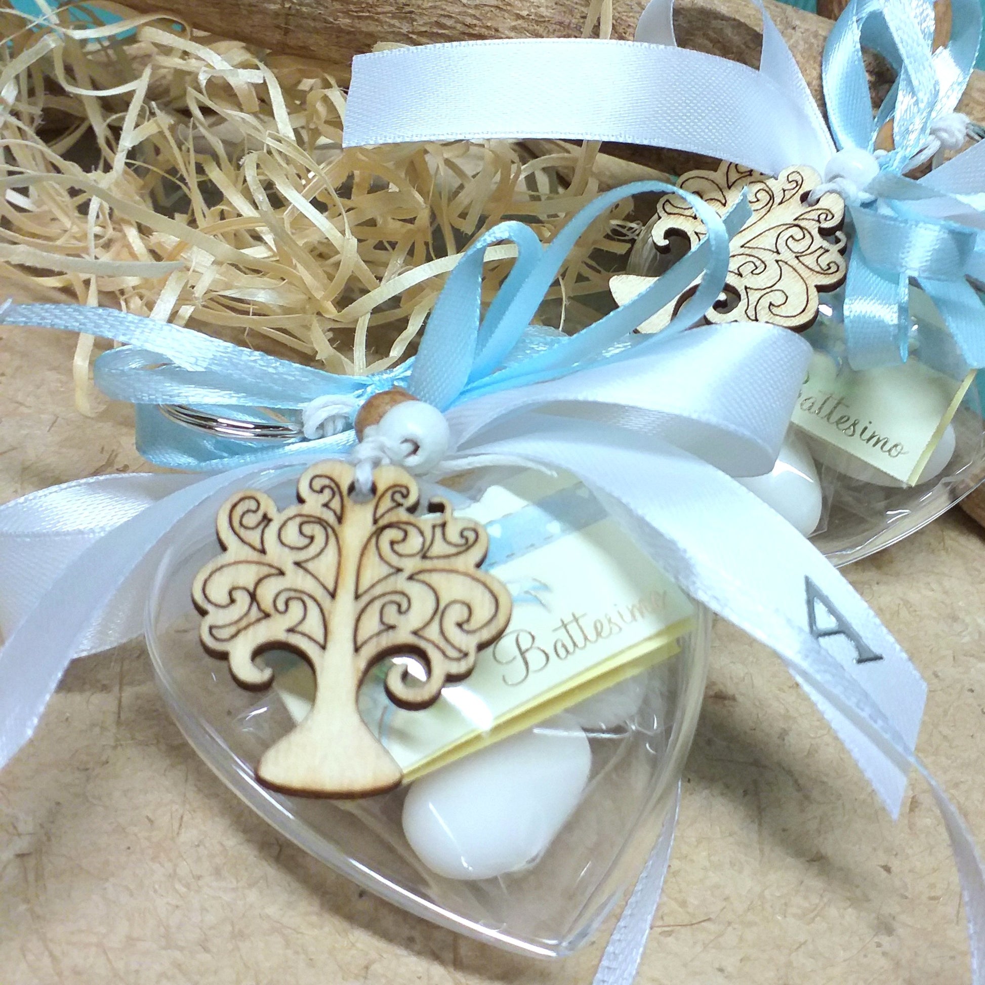 Bomboniere battesimo bimbo maschietto scatoline cuoricini portaconfetti di plastica confezionati confetti bigliettino personalizzato portachiavi albero della vita legno Shabby pirografato letterina iniziale sticker nome
