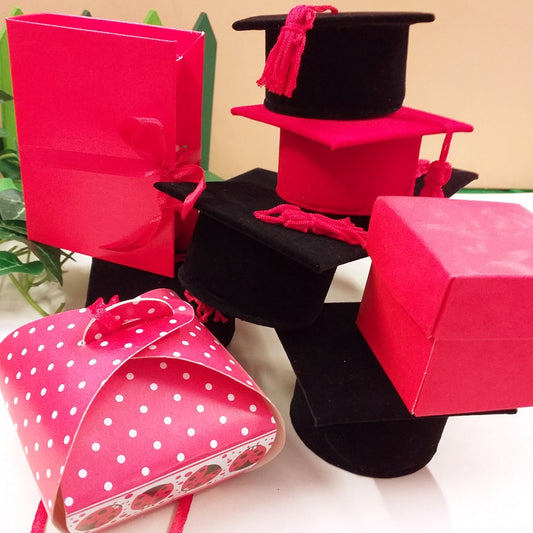 cappello tocco con nappina rosso nero libro cubetto tortina coccinelle scatoline laurea portaconfetti fai da te bomboniere confezionamento confettata facile diploma magistrale specialistica triennale