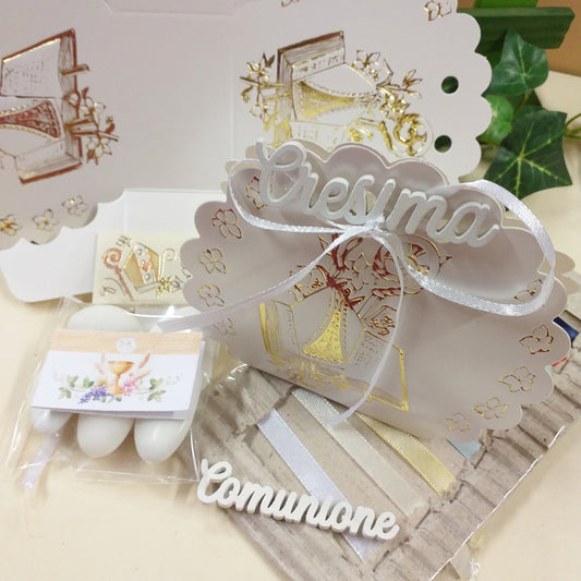 Scatoline portaconfetti confezionate bianche shabby chic forma borsetta con simboli Vangelo Mitria pastorale vescovo scritta legno uso bomboniere Comunione Cresima confettata fai da te