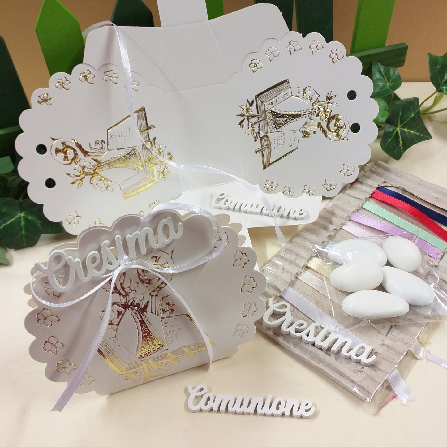 come creare da scatoline portaconfetti bianche shabby chic forma borsetta con simboli Vangelo Mitria pastorale vescovo scritta legno uso bomboniere Comunione Cresima confettata fai da te