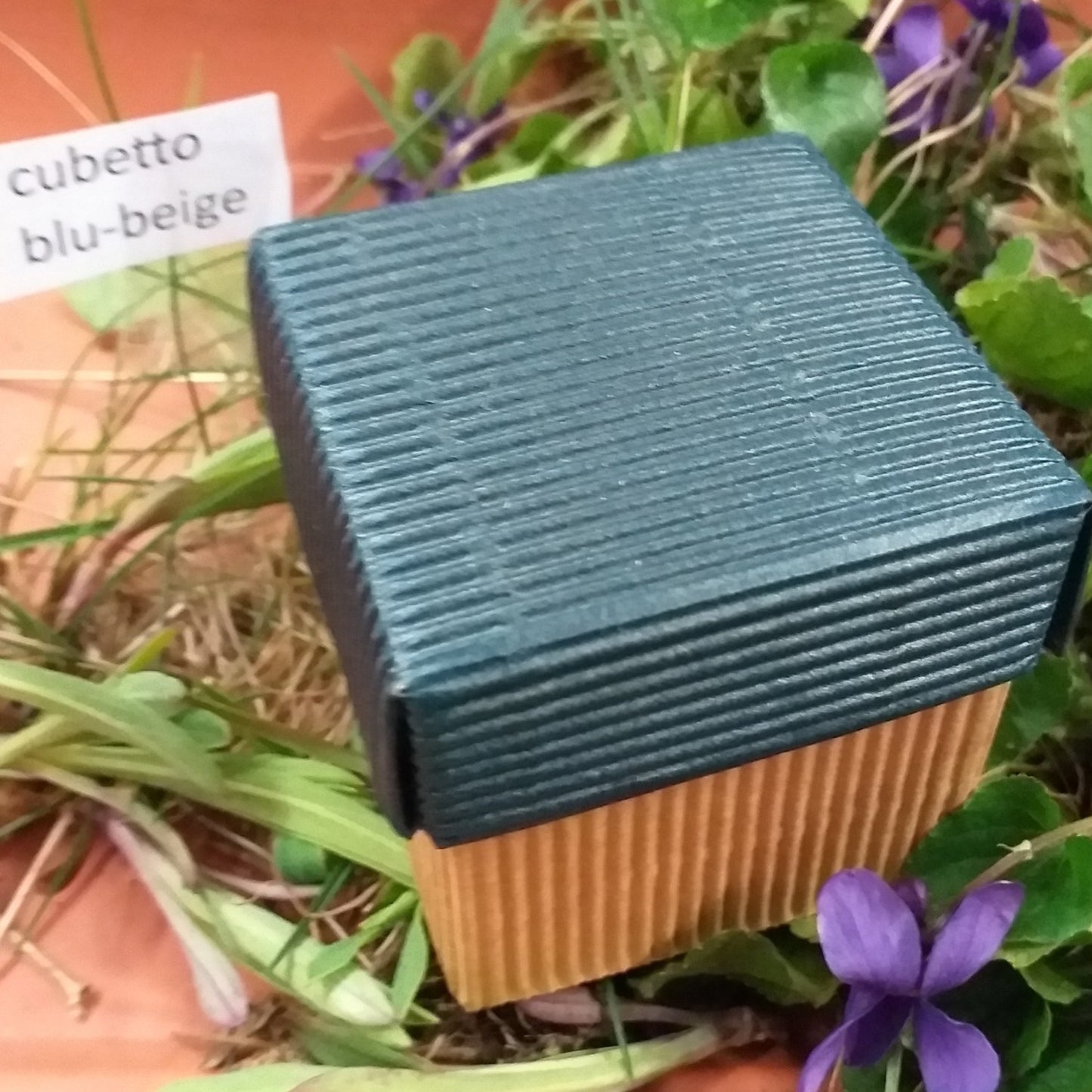cubetto con coperchio cartone ondulato cannetè blu beige scatoline portaconfetti fai da te bomboniere uso packaging confezionamento aprifesta segnaposto confettata regalini sorprese pasquali