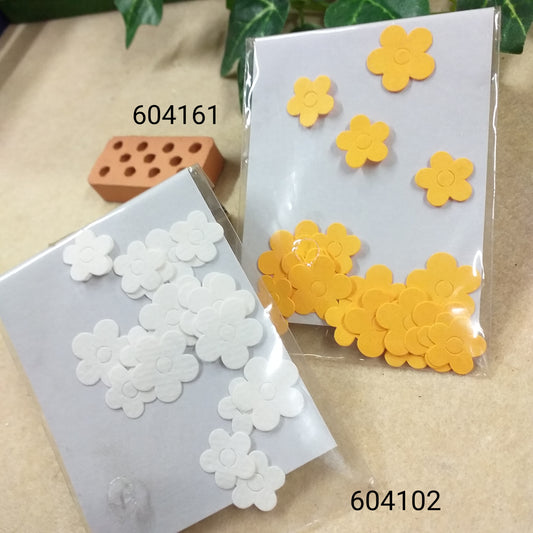 fiorellini piccoli bianchi gialli bomboniere botanica carta fustellati cartoncino scrapbooking papercraft uso decorazioni addobbi bonsai coroncina ghirlanda fuoriporta partecipazioni biglietti di invito