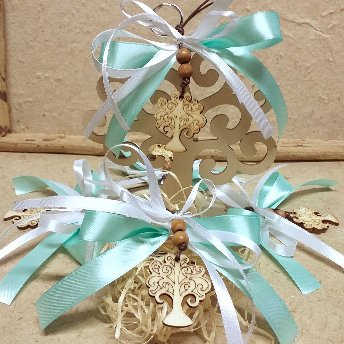 coreografia allestimento per verde acqua mare coccarde fiocchi portachiavi legno albero della vita shabby ciondolo segnaposto economico prima comunione cresima battesimo matrimonio
