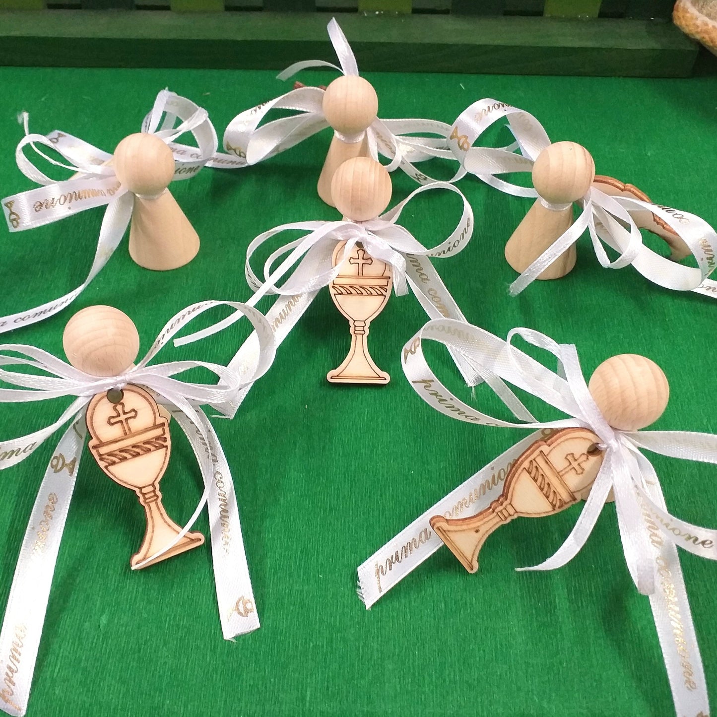 angeli segnaposto bomboniere Comunione Cresima shabby angioletti stilizzati confezionati simboli legno Calice pirografia Croce Tau nastrino bianco personalizzato stampa dorata