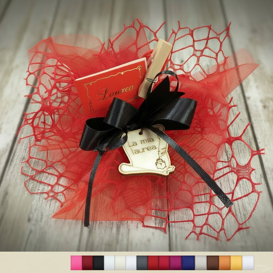scelta colori segnaposto sacchetto a rete rosso portaconfetti bomboniera confezionata confetti con ciondolo legno applicazione la mia laurea calamaio pirografia nastro colore nero bigliettino targhetta su clip mollettina