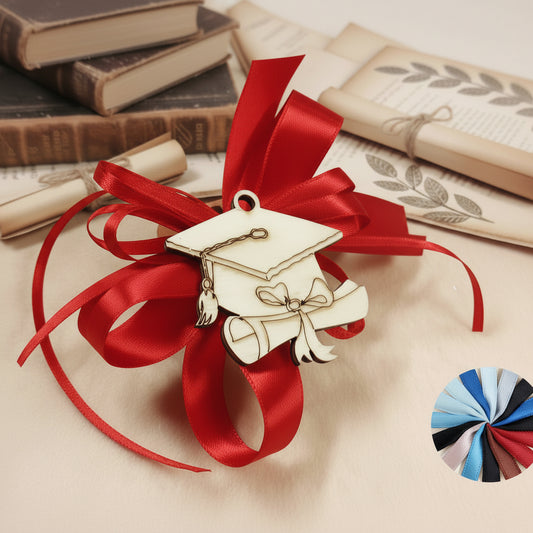 Cappello di laurea a Tocco ciondolo di legno legnetto applicazione con pergamena e fiocco nappina per segnaposto laurea composizione bomboniere decorazione