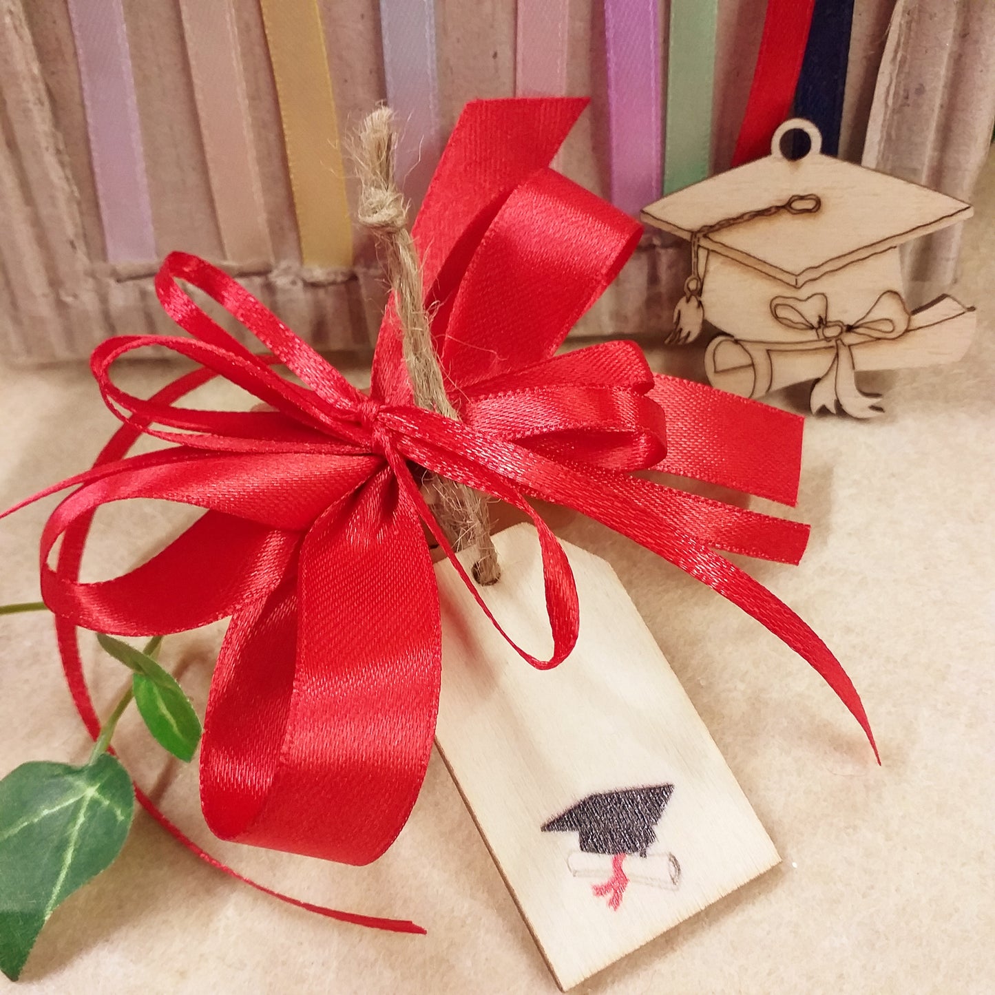 Segnaposto laurea fiocco coccarda nappina rossa ciondolo tag rettangolare simboli cappello nero tocco pergamena