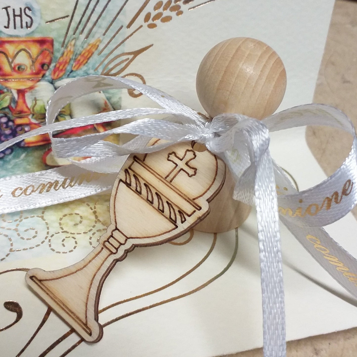idea particolare con angelo stilizzato shabby country chic segnaposto originali Prima Comunione Santa Cresima Santo Giorno coccarda fiocco nastro ciondolo pirografato legno simboli Calice Croce