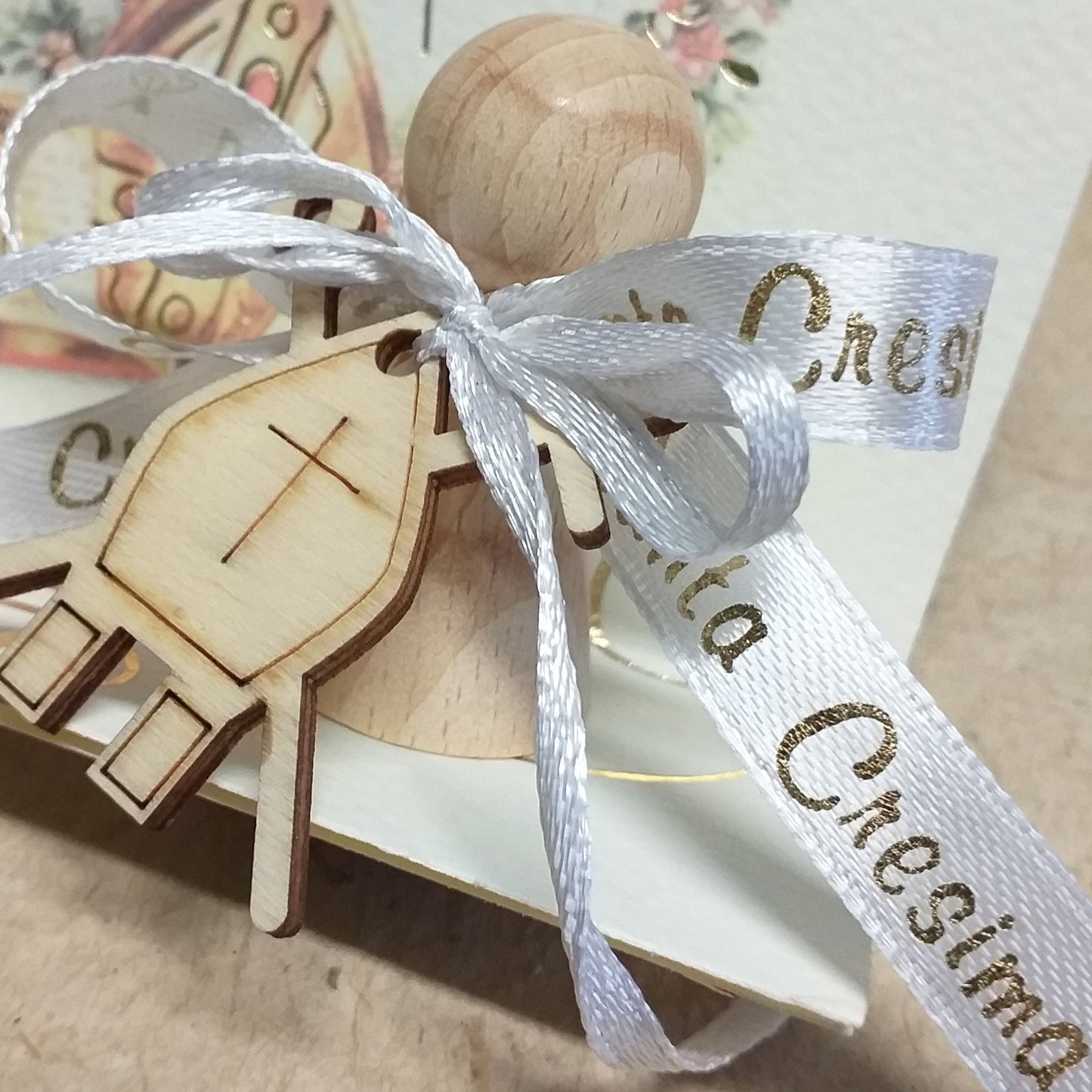 angelo stilizzato shabby country chic segnaposto originali Prima Comunione Santa Cresima Santo Giorno coccarda fiocco stampa personalizzata dorata nastro ciondolo pirografato legno simboli Mitria pastorale vescovile Croce