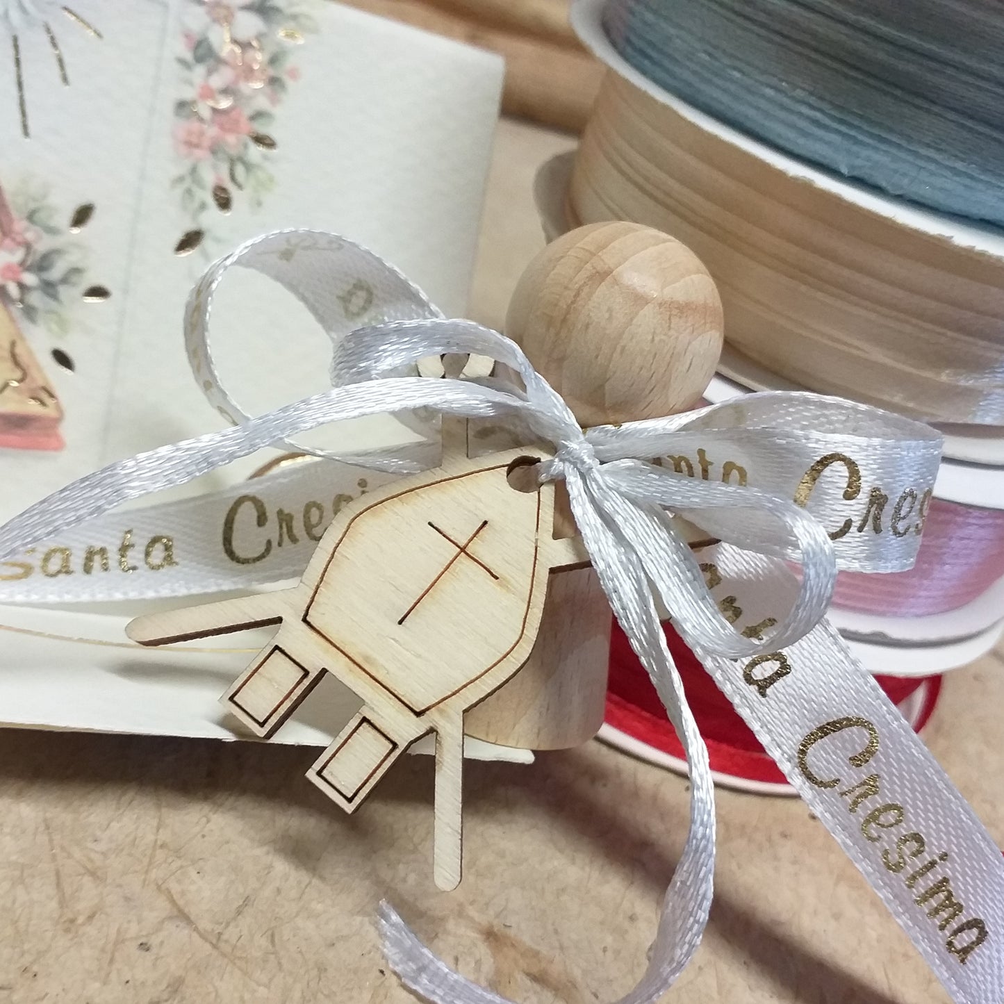 angelo stilizzato shabby country chic segnaposto originali Prima Comunione Santa Cresima Santo Giorno coccarda fiocco nastro ciondolo pirografato legno simboli Mitria vescovo pastorale Croce colori nastrini