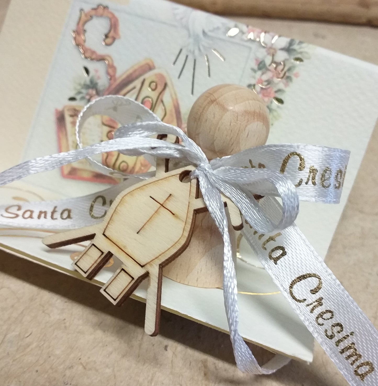 angelo stilizzato shabby country chic segnaposto originali Prima Comunione Santa Cresima Santo Giorno coccarda fiocco nastro ciondolo pirografato legno simboli Croce Mitria