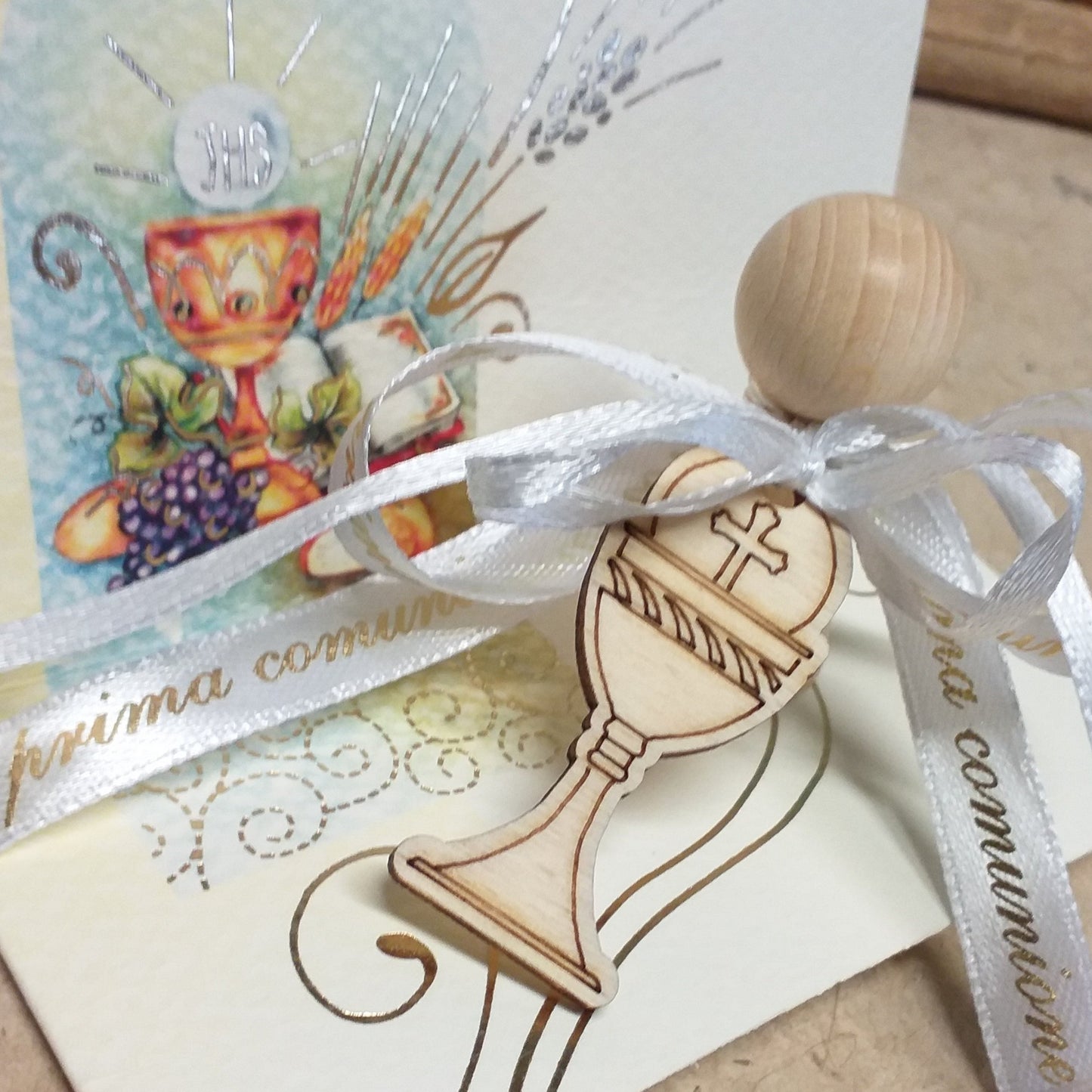 visto dall'alto angioletto stilizzato shabby country chic segnaposto originali Prima Comunione Santa Cresima Santo Giorno coccarda fiocco nastro ciondolo pirografato legno simboli Calice Croce