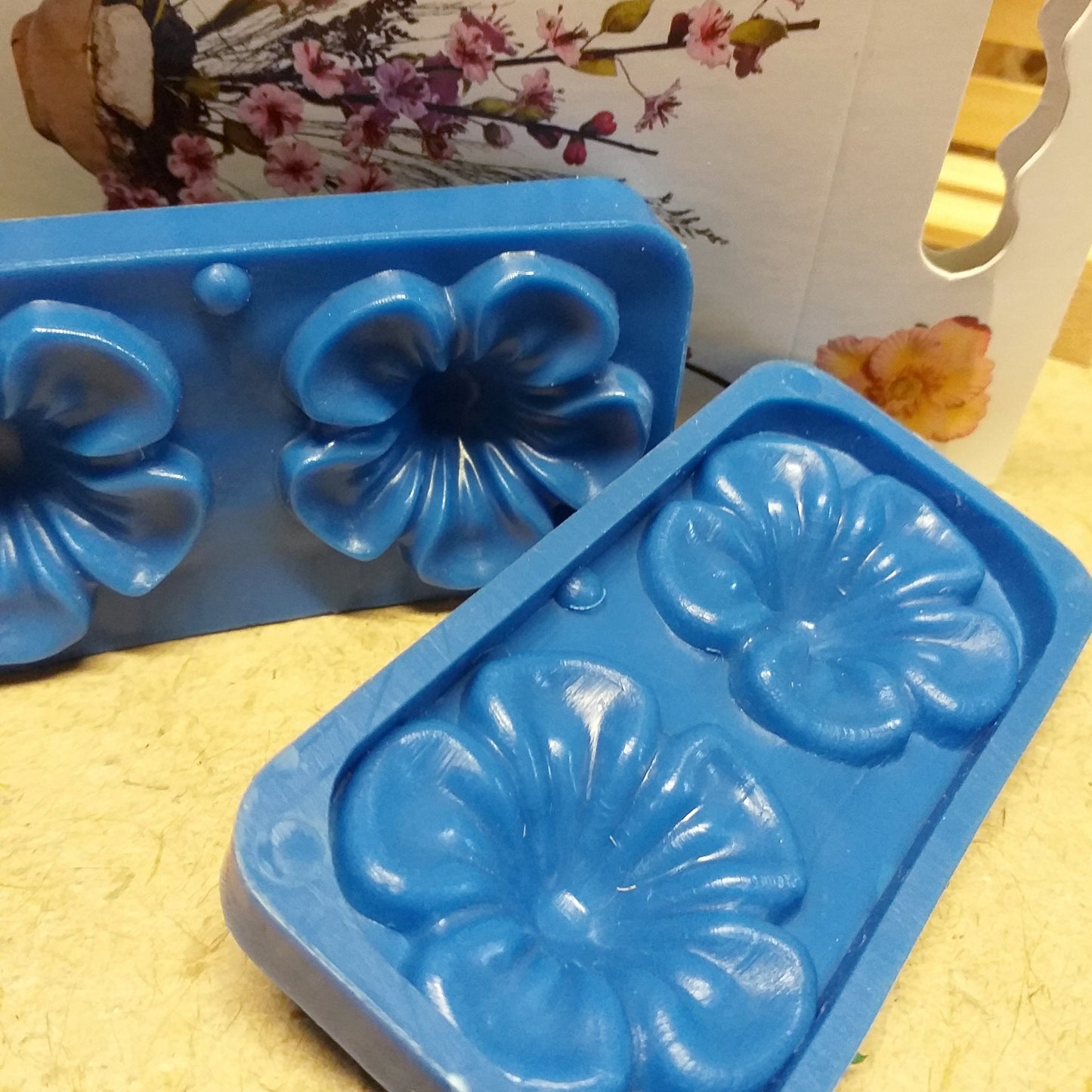 idea composizione floreale e formine stampi Renkalik Thikas petali fiori foglie sepali fommy gomma crepla creativa tessuto termomodellabile primette velluto ecopelle pasta francese per ortensia violetta fiore di pesco orchidea dell'Amazzonia primule