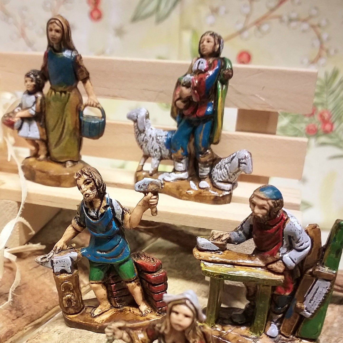 dettagli statuine piccole economiche Presepe 4 cm pastori figure miniature artigiani mercanti arti e mestieri maniscalco falegname popolani pecore
