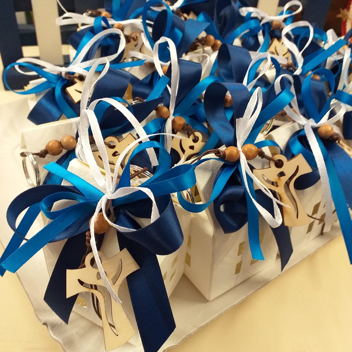 confettata Santo Giorno con confezione casetta bianca con confetti bomboniere Croce legno francescana Gesù Crocifisso portachiavi Tau idea regalo per comunione cresima a maestre catechiste ricordini pensierini