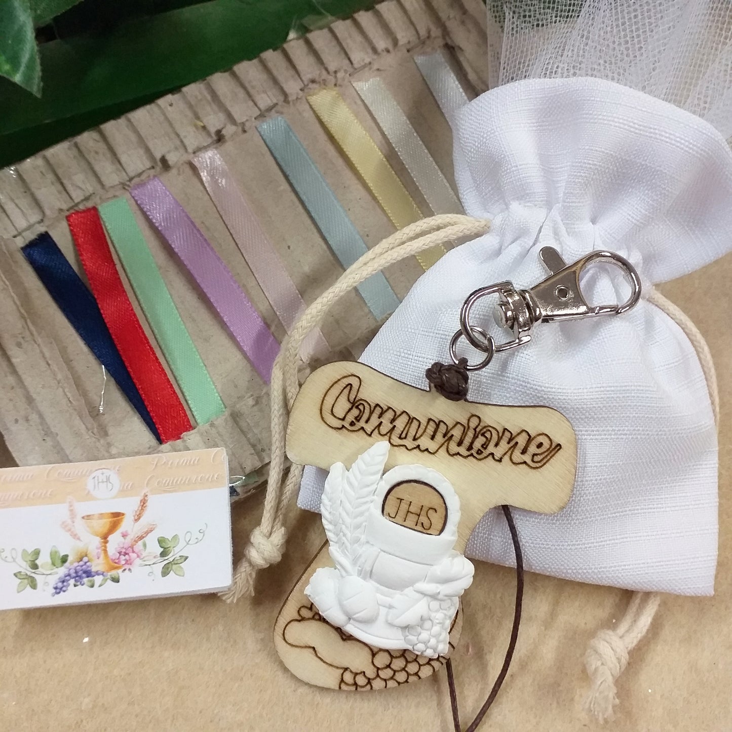 kit fai da te Croce Tau grande legno pirografia simboli Comunione Cresima applicazione gesso Calice pane spighe uva versione portachiavi cordino moschettone gancio confezionata sacchetto bianco nastro shabby chic tulle bigliettino tag personalizzato