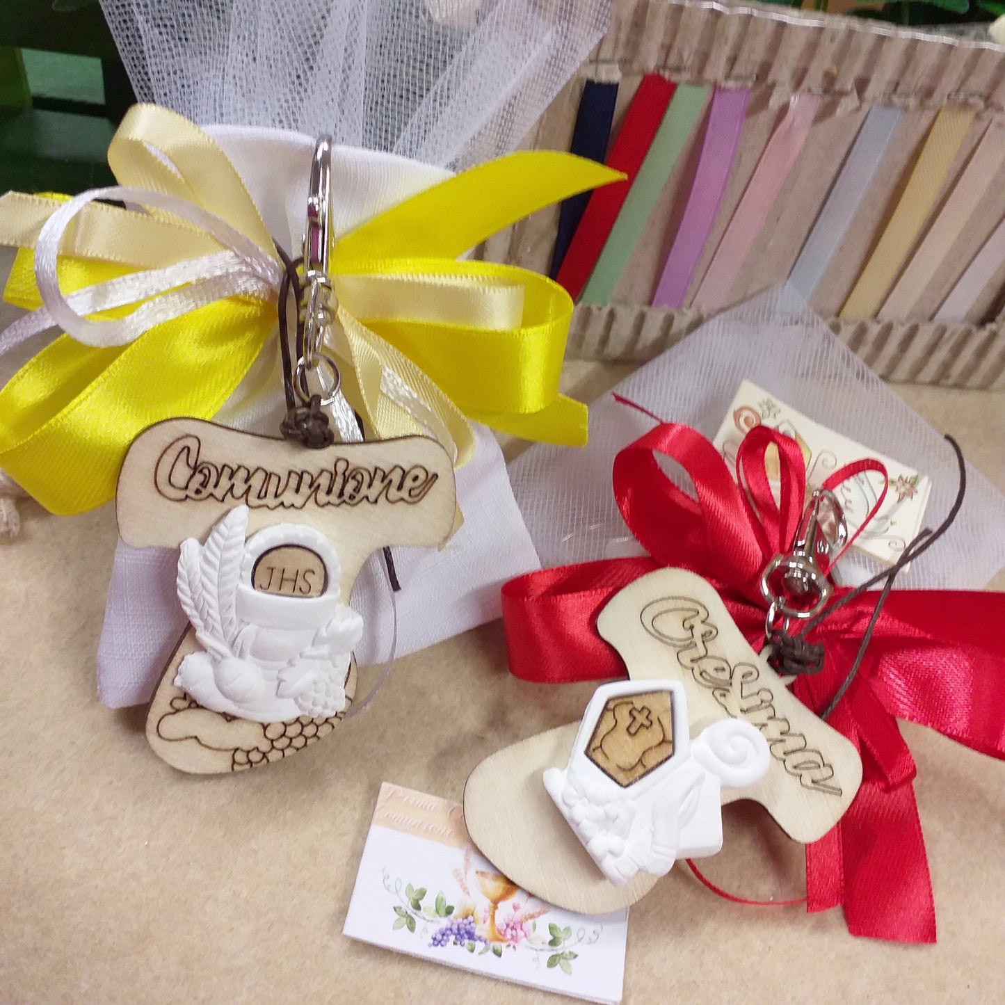 rosso giallo Croce Tau grande legno pirografia simboli Comunione Cresima applicazione gesso calice spighe uva Mitria pastorale versione portachiavi cordino moschettone gancio confezionata sacchetto bianco nastro shabby chic confetti tulle bigliettino tag personalizzato stampato