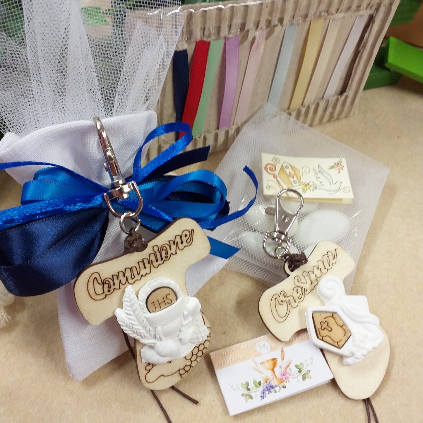 blu e colori Croce Tau grande legno pirografia simboli Comunione Cresima applicazione gesso calice spighe uva Mitria pastorale versione portachiavi cordino moschettone gancio confezionata sacchetto bianco nastro shabby chic confetti tulle bigliettino tag personalizzato stampato