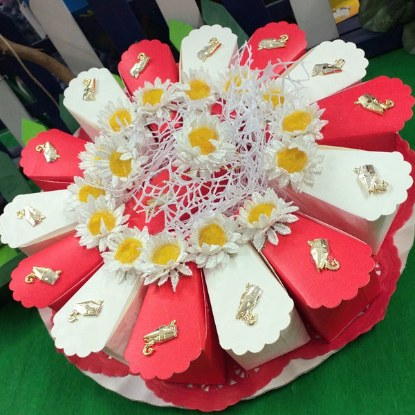 scatoline fette di torta bianca rossa bomboniere confezionate confetti 15 portaconfetti con margherite simboli Santa Cresima Mitria su vassoio composizione artigianale