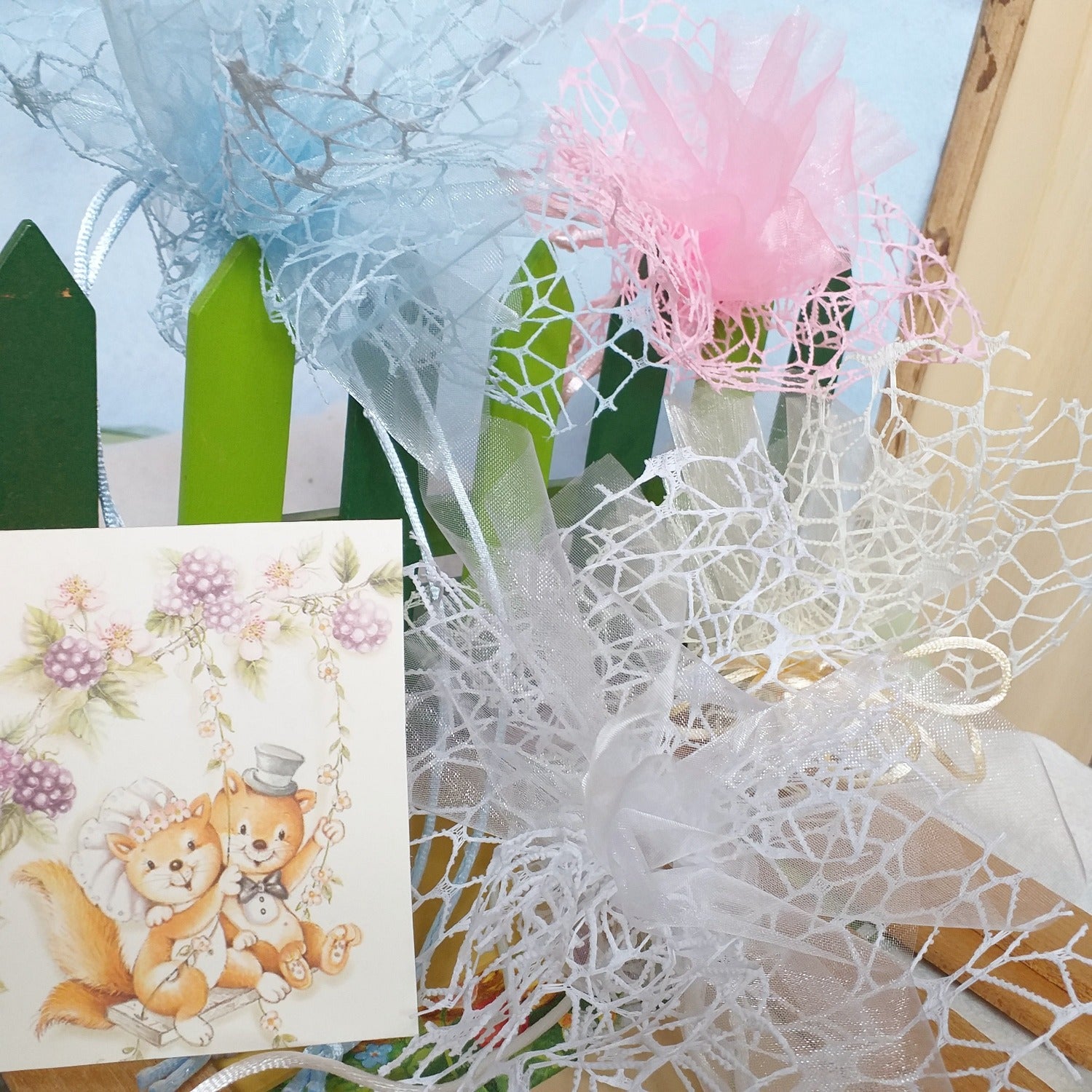 negozio vetrina colori coccarda pompon farfalla tulle organza rete spider pizzo con nastrino tirante uso facile fai da te sacchetti portaconfetti confezionare bomboniere confetti segnaposto packaging fiori secchi profumati lavanda