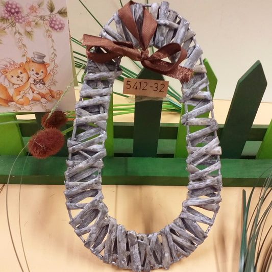 uovo marrone naturale colore shabby vetrina di sagome viticcio basi vimini di rattan forme in midollino da decorare come ghirlande Pasqua fai da te uova packaging confezionamento ovetti enogastronomia pasticceria