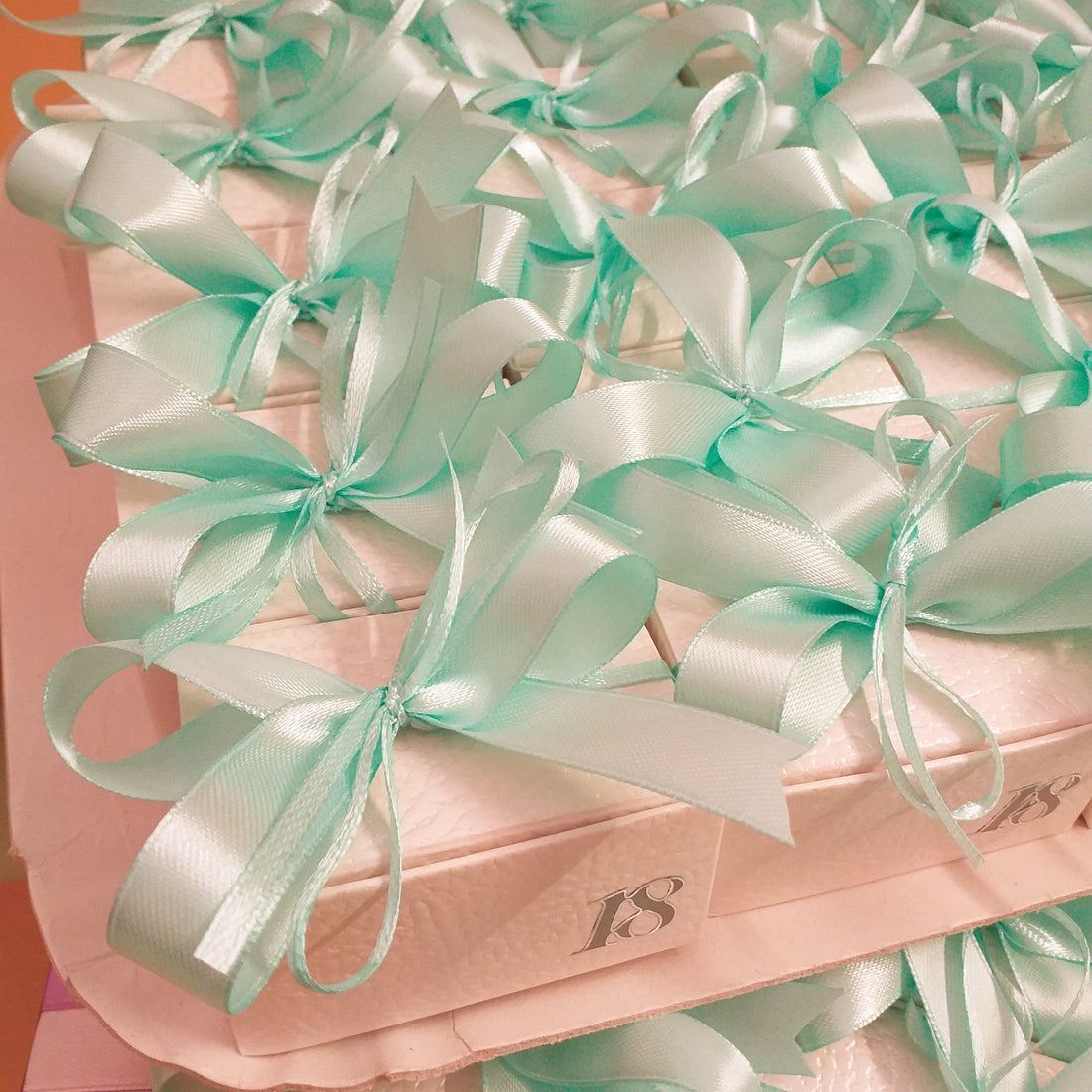 allestimento bustine bianche tiffani-pastello portaconfetti bomboniere 18 anni compleanno
