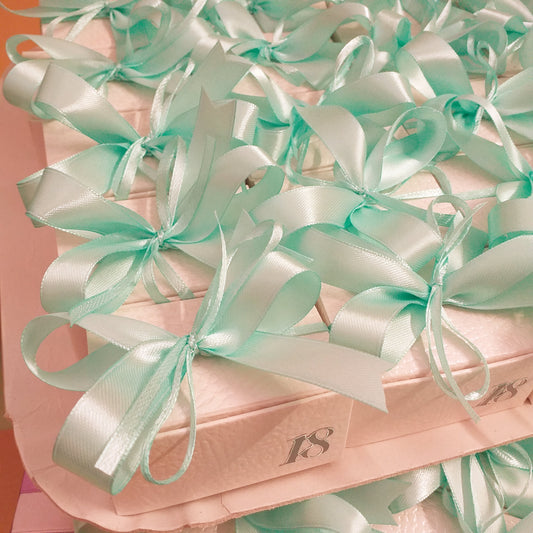 allestimento bustine bianche tiffani-pastello portaconfetti bomboniere 18 anni compleanno