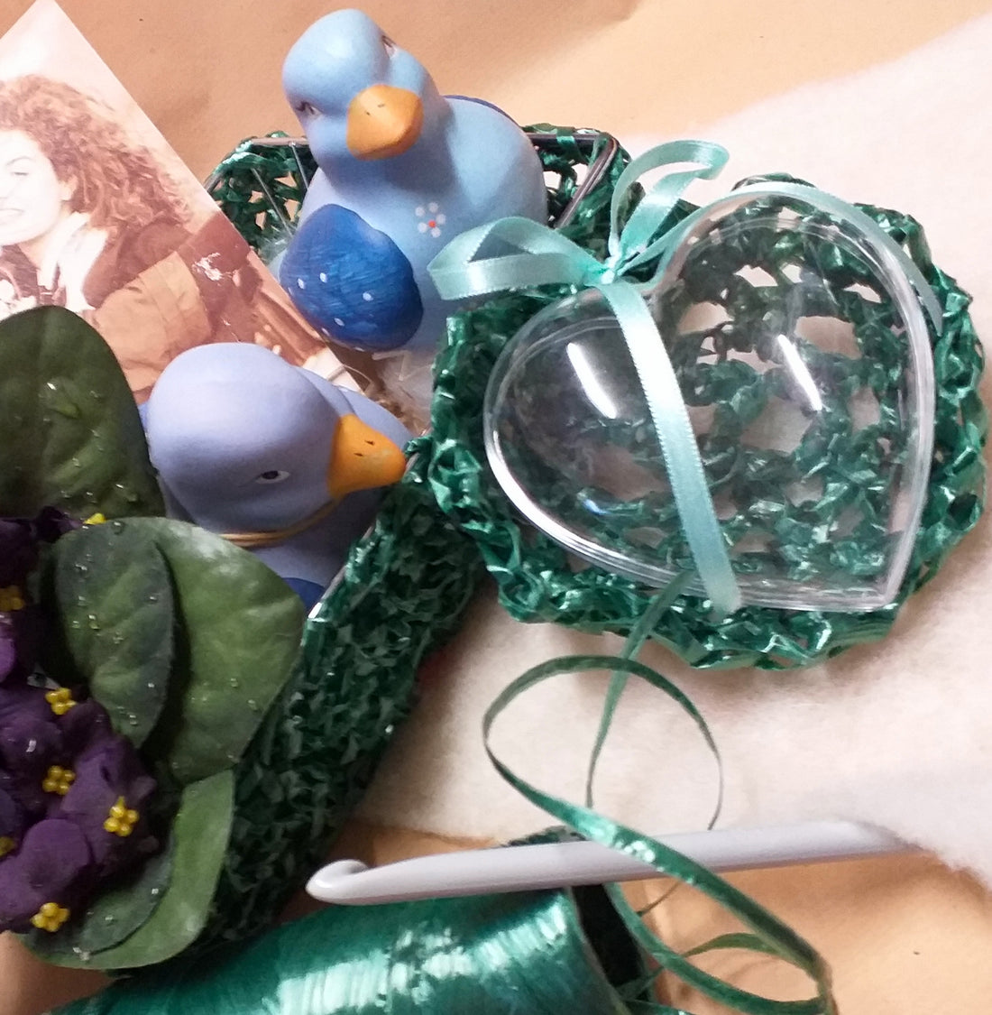 cestino rafia verde uncinetto fai da te crochet primavera uccellini violette fiori miniatura cuore san valentino festa della mamma