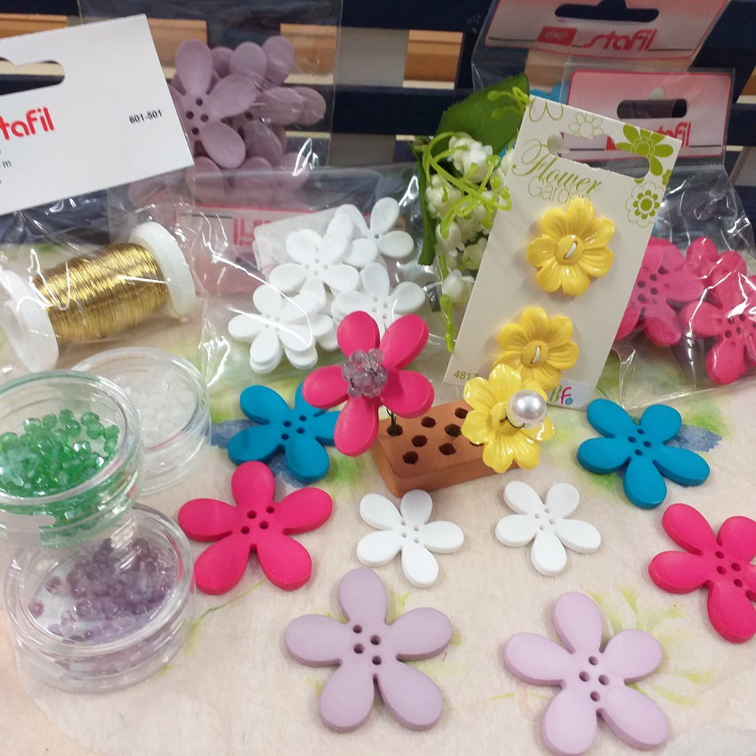 materiali creativi perline perle cristalli sfaccettati creare fiori coppette corolle petali acriliche