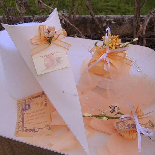 colore pesca coni portariso matrimonio portaconfetti segnaposto petali fiori pergamena sposi