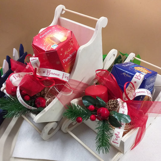 idee come confezionare slitte legno pick rametto pino bacche natalizie candele rosse nastro auguri buone feste con mini panettone pandoro porzione per bambini