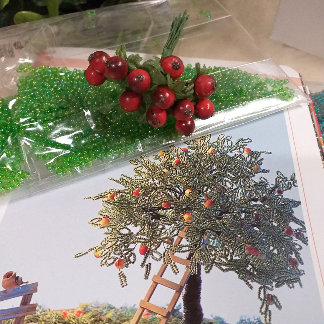 meline rosse perline verdi ambientazione melo bonsai alberello perle veneziane conteria rocailles pianta da frutta