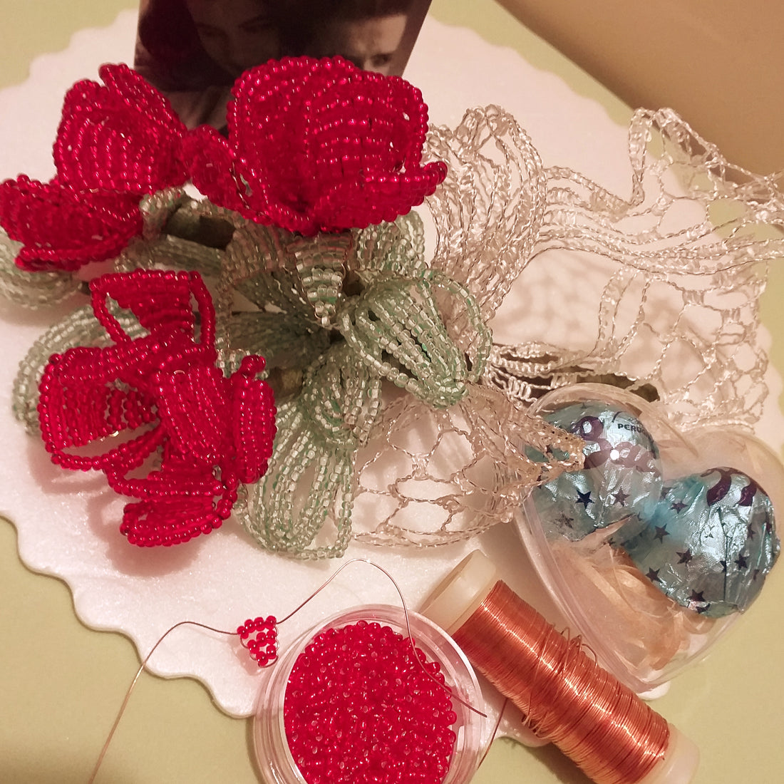 confezioni san valentino bouquet roselline rosse fiori di perline scatola cuore trasparente con cioccolatini