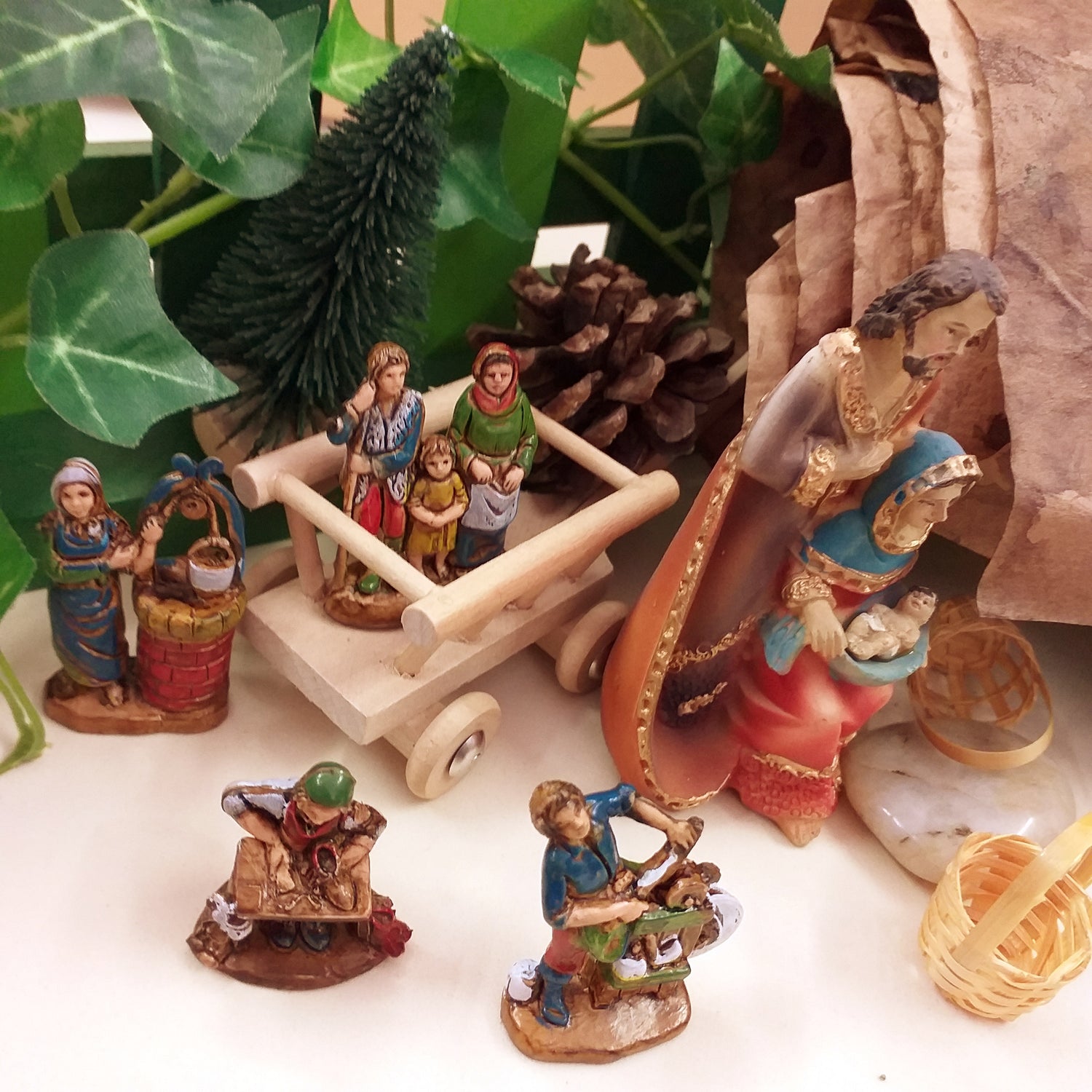 pastori statuette Presepe sacra famiglia statuine Natività carretto legno cestino mini albero miniature Natale 2022
