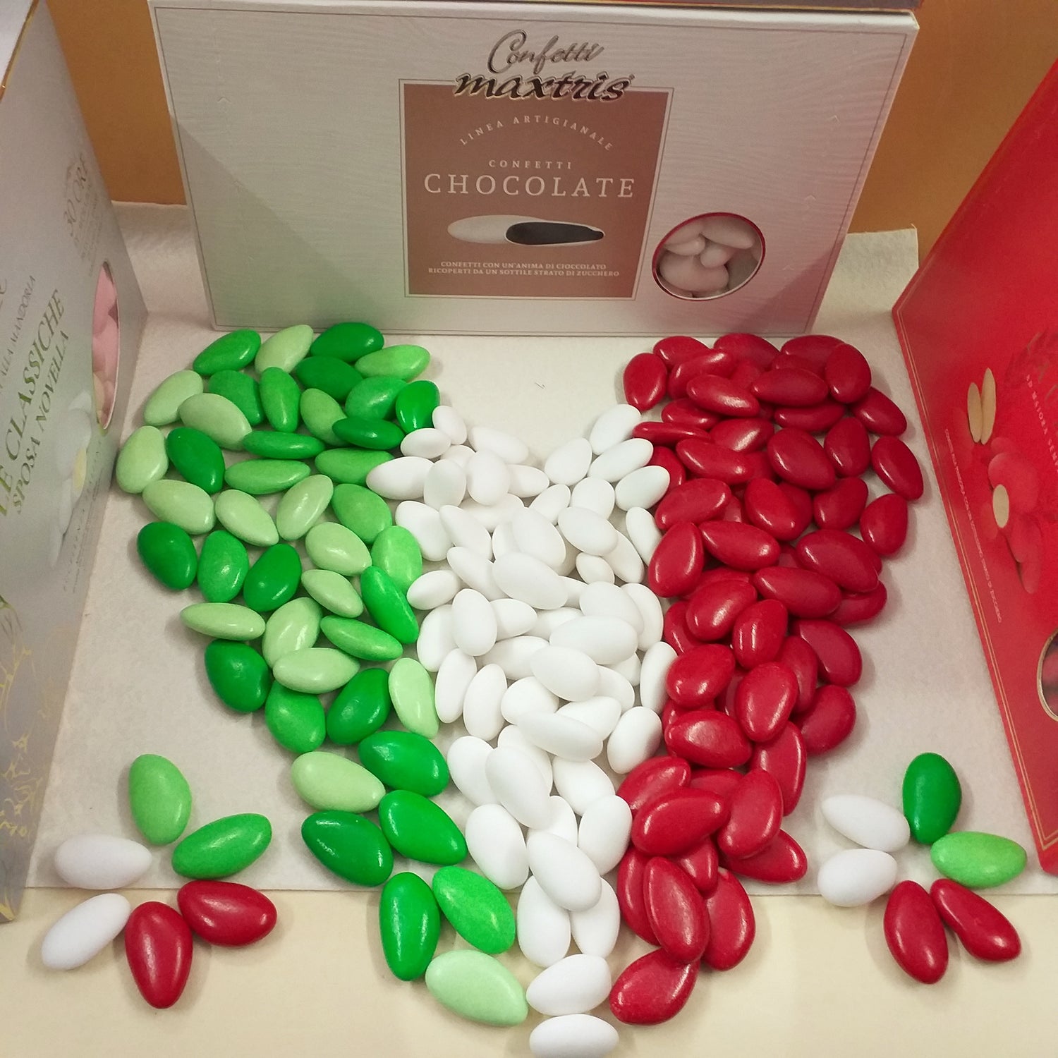 avola sugared almond dragées scatola Maxtris Italian confetti degustazione confetteria gusto mandorla cioccolato bianchi rossi verdi