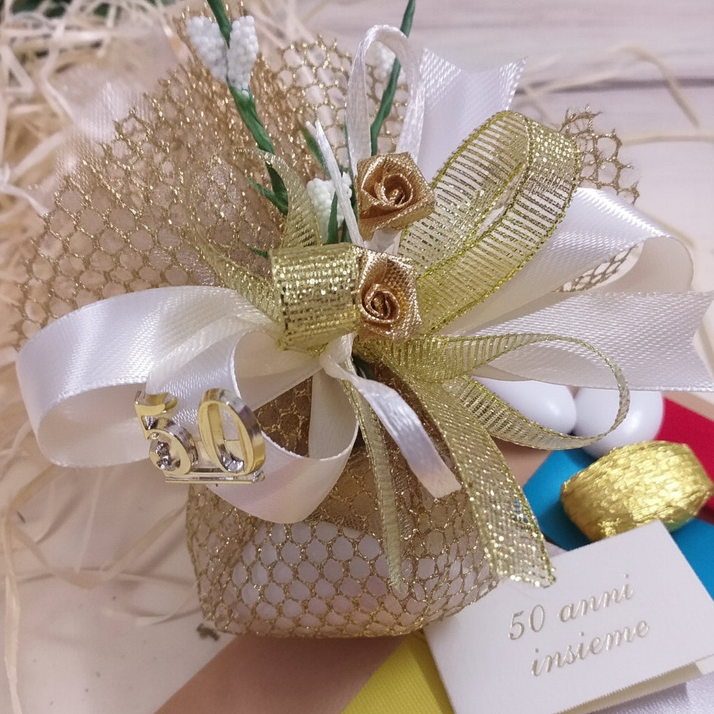 sacchettino rete oro simboli applicazioni 50 anni insieme rose dorate velo da sposa nebbiolina bianca coccarda nastro lurex e raso confetti mandorla cioccolato bianchi dorati kit fai da te o confezionati bomboniere anniversario matrimonio